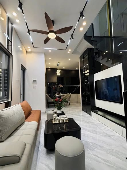 Modern 3-Story House for Sale in Prime Location — photo 2