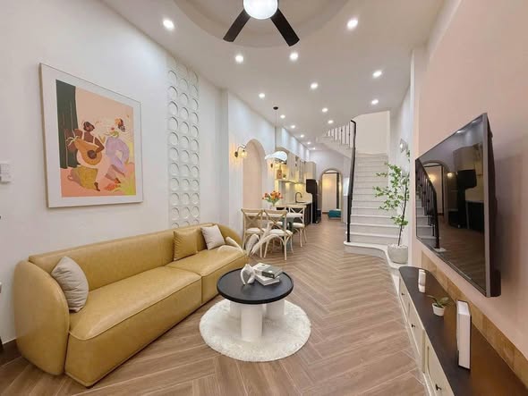 Spacious Two-Story Home for Sale Near Beach & Market — photo 5