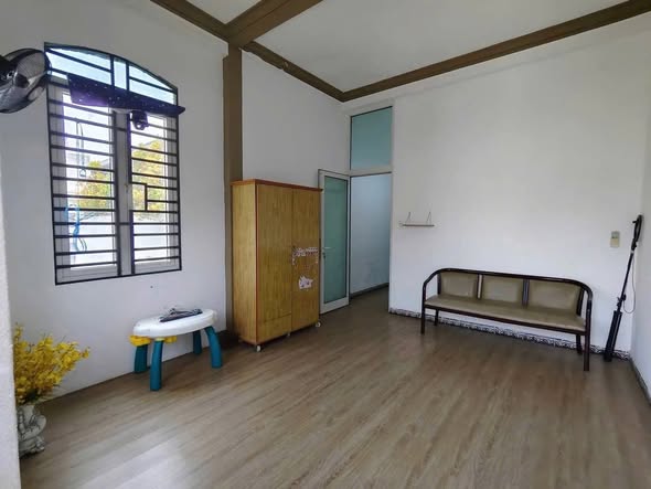 Spacious 3-Story Street-Front House in Prime Location — photo 2