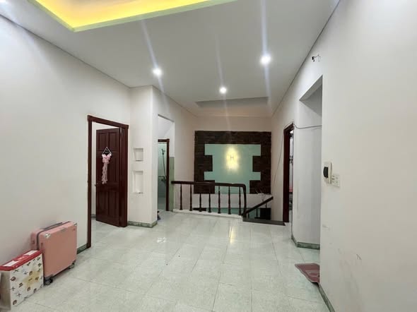 Spacious Central Hoang Dieu House for Sale — photo 5