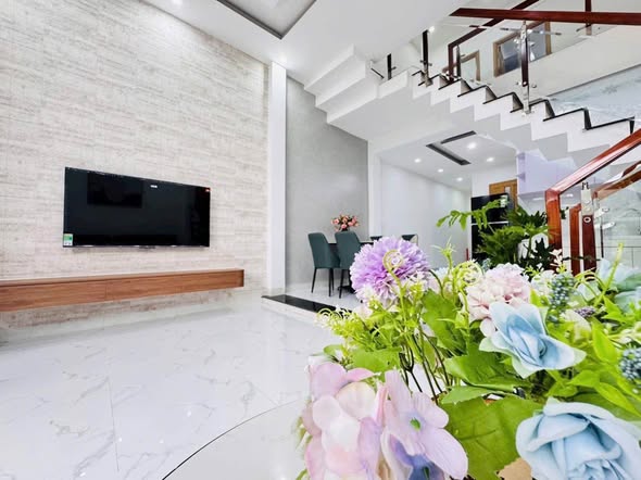 Beautiful 2-Story House on Tôn Đản Street for Sale — photo 4