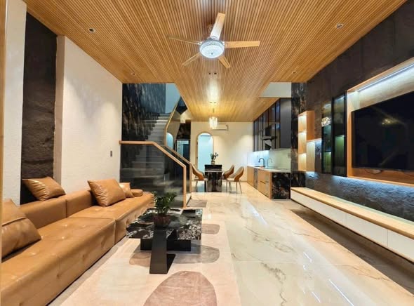 Spacious Three-Story House Near Beach for Sale — photo 4