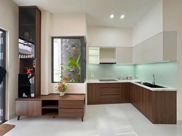 Spacious 3-Story House in Prime Central Location — photo 4