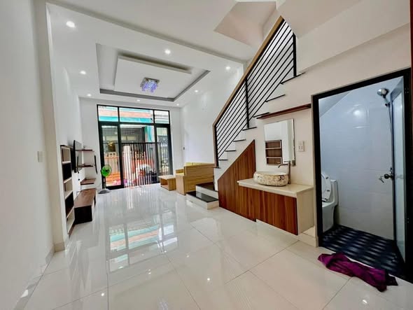 Modern 2.5-Level House For Sale Near Center — photo 3