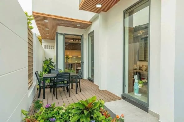 Spacious Villa with Two Street Frontages in City Center — photo 1