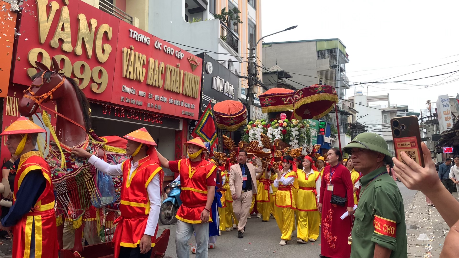 Đoàn rước kiệu hoành tráng trên đường phố Vĩnh Quỳnh Thanh Trì