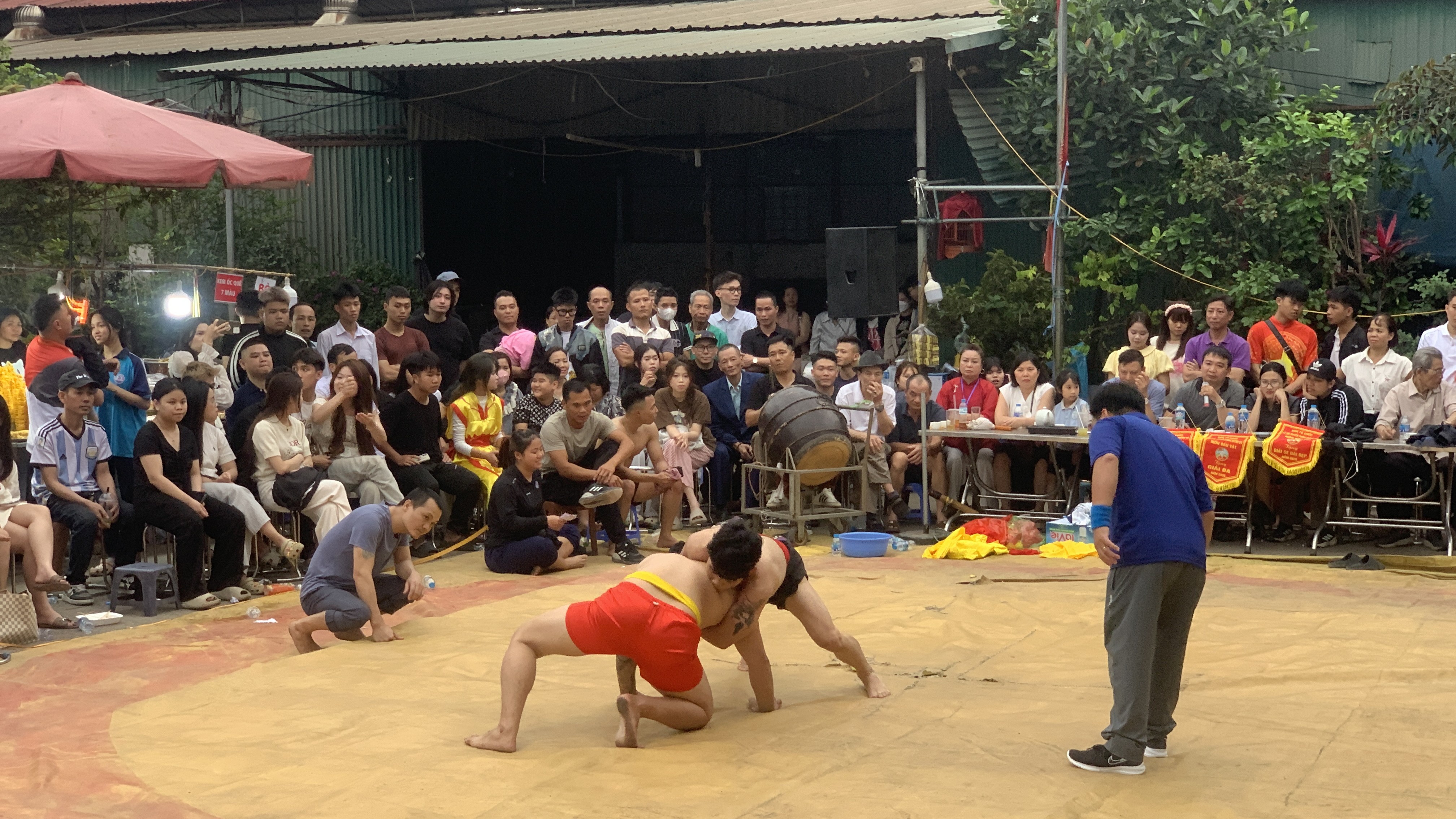 Các đô vật tranh tài quyết liệt tại sới vật làng Quỳnh Đô