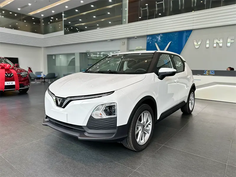 VinFast VF 5 đang di chuyển trên đường phố