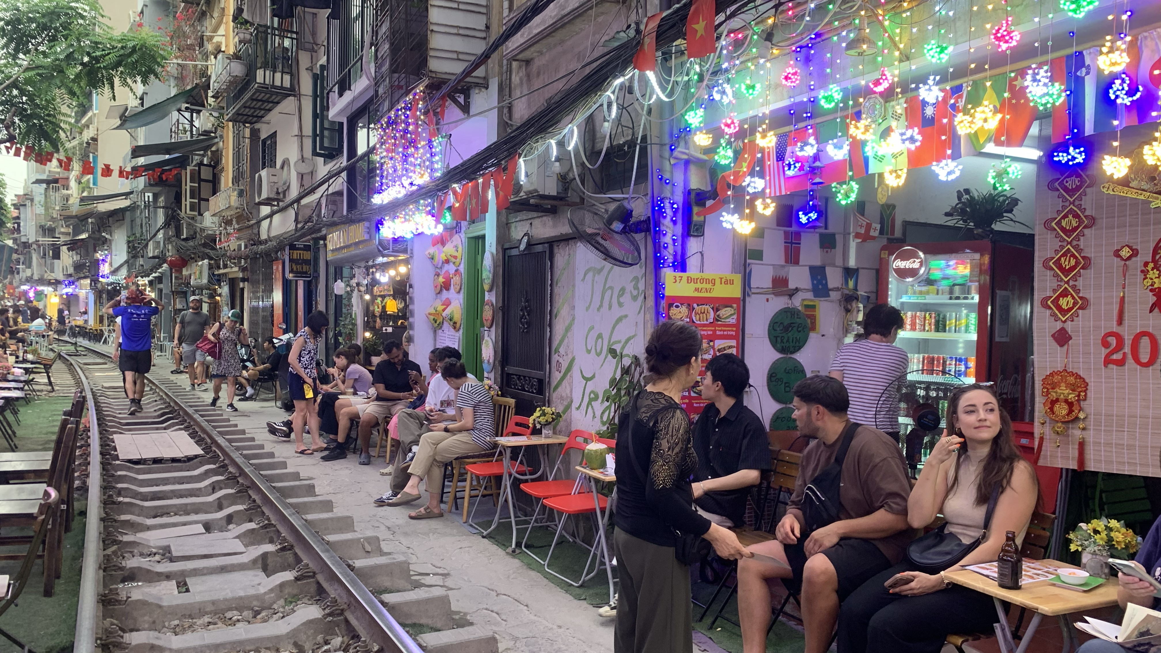 Khoảnh khắc đoàn tàu vụt qua sát mặt du khách tại Hà Nội