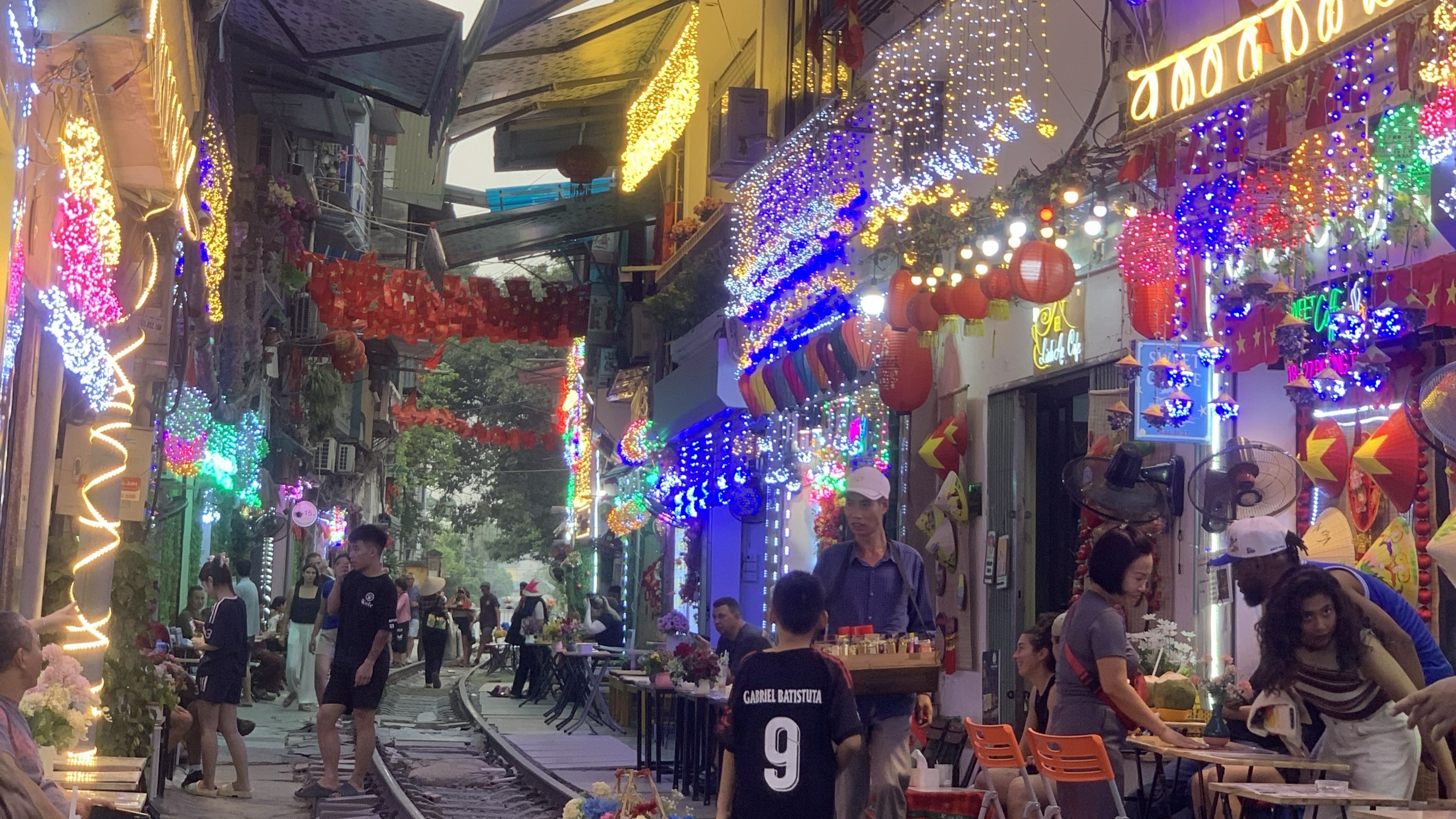 Quang cảnh yên bình tại phố đường tàu Hà Nội trước giờ tàu chạy