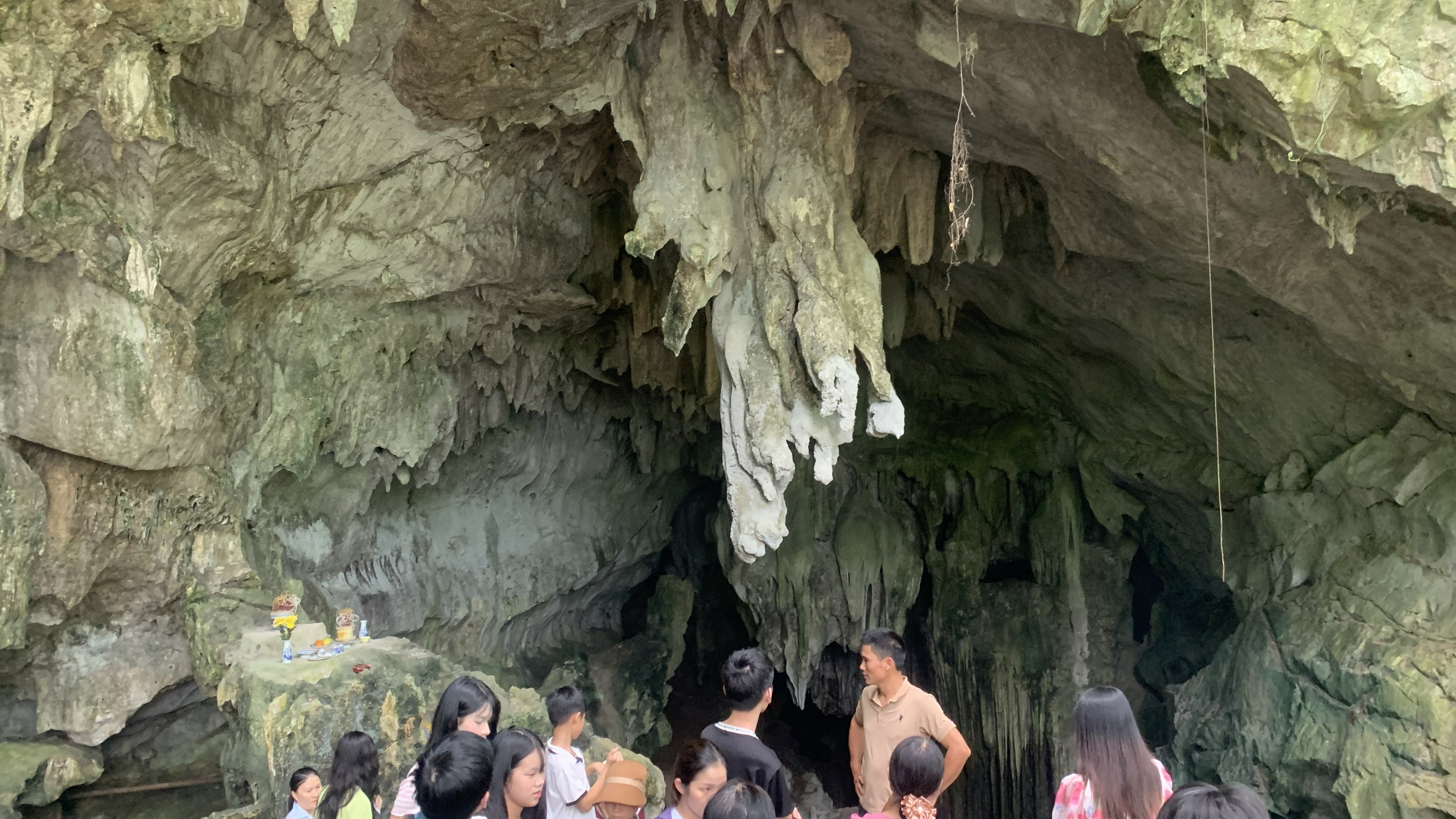 Vẻ đẹp kỳ vĩ của hệ thống thạch nhũ bên trong Động Cây Đăng