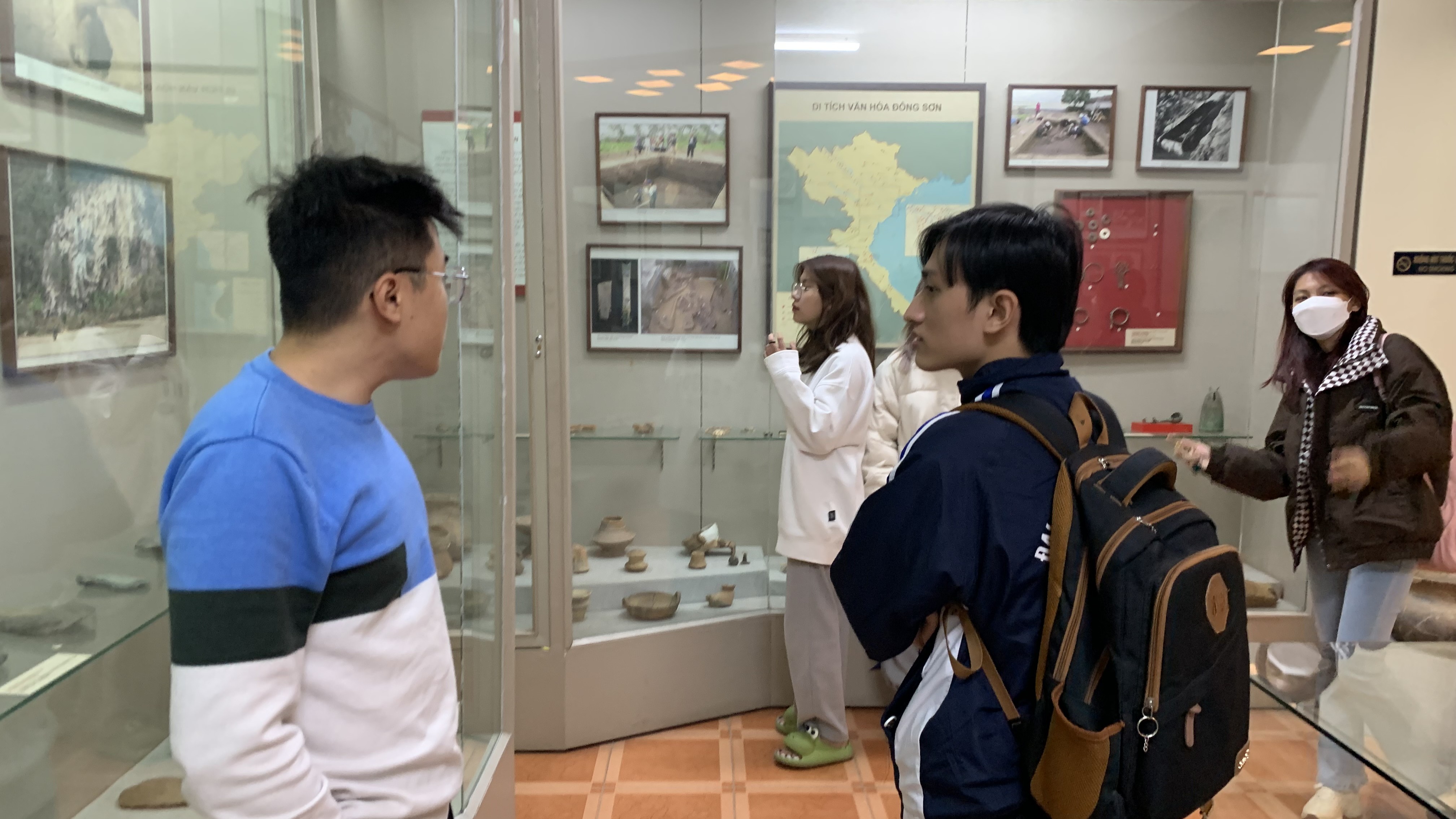 Sinh viên tìm hiểu thông tin tuyển sinh tại một trường đại học lớn