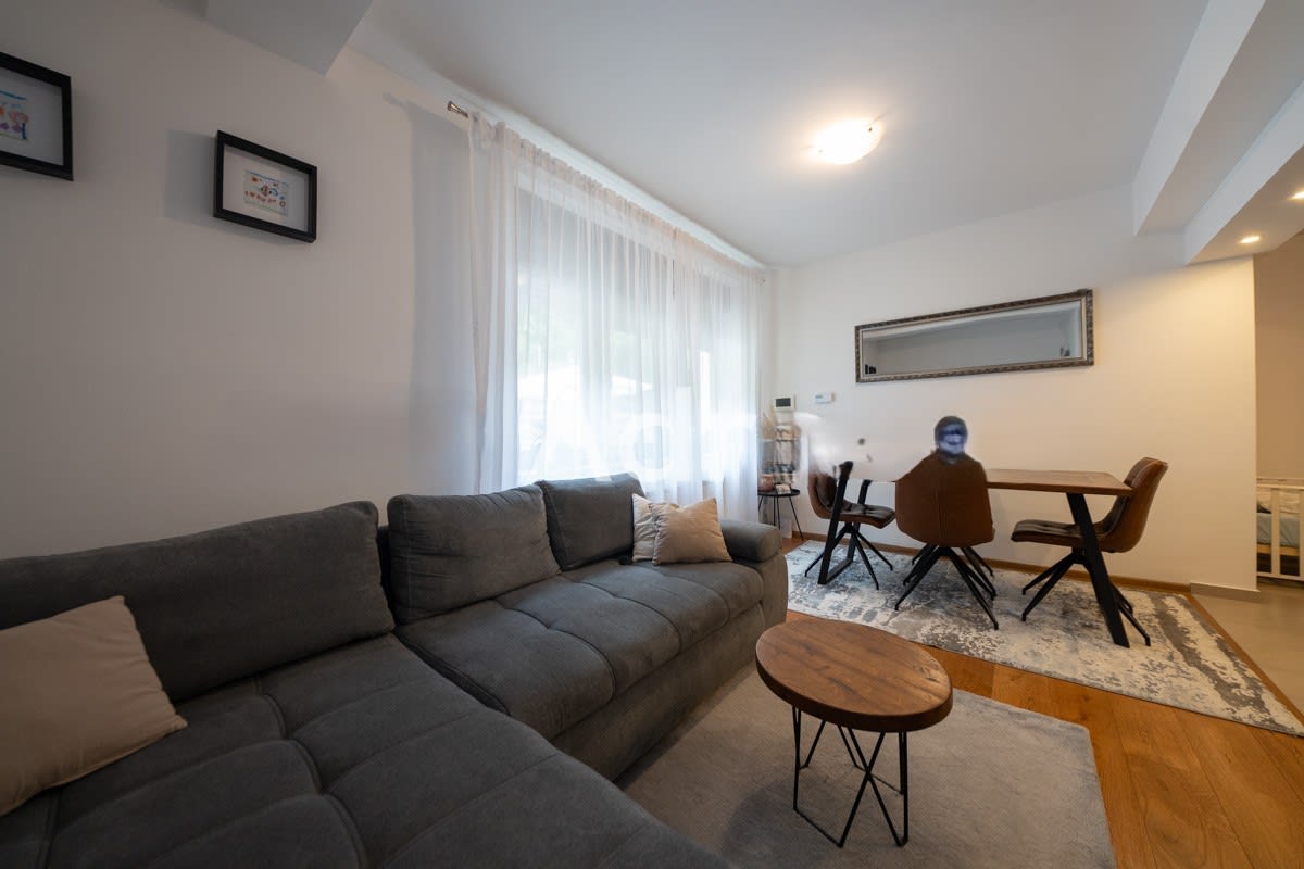 Remete-KAMENITI STOL, trosoban stan u vili odlične gradnje, 75 m2 (prodaja) — fotografija 2