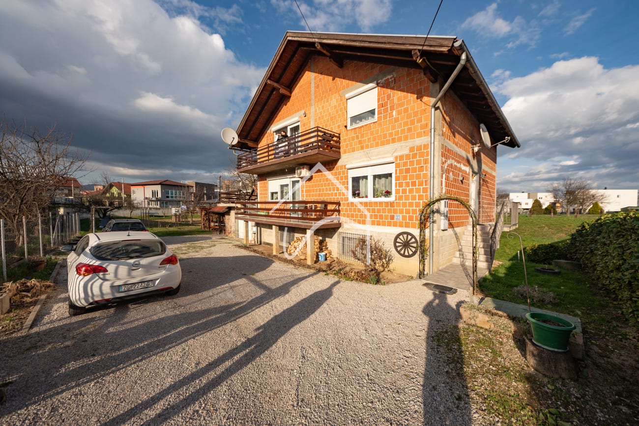 SVETA KLARA, kvalitetna kuća s 2 trosobna stana, 243 m2, parcela 979m2 (prodaja) — fotografija 1