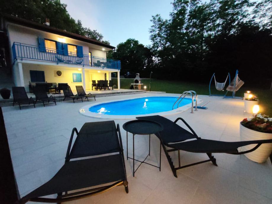 LABIN, okolica, prekrasna vila s bazenom i 2 apartmana, parcela 1150 m (prodaja)