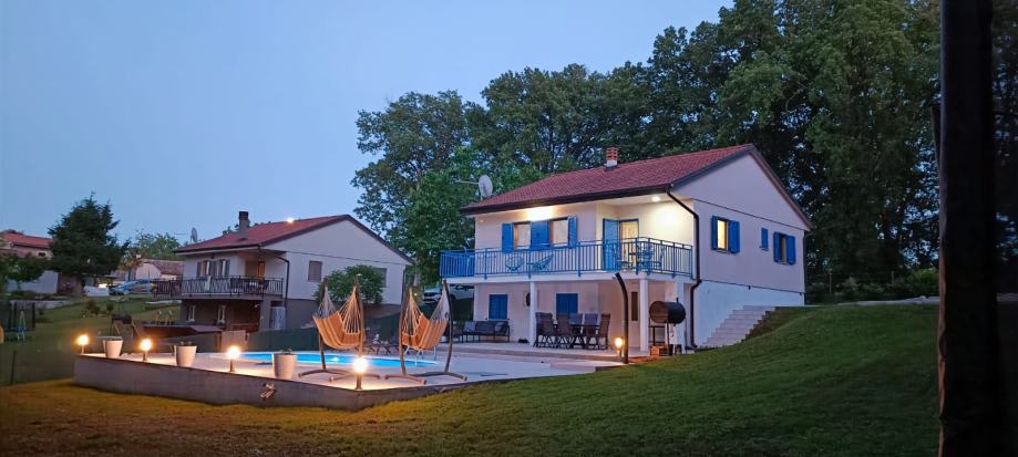 LABIN, okolica, prekrasna vila s bazenom i 2 apartmana, parcela 1150 m (prodaja) — fotografija 2