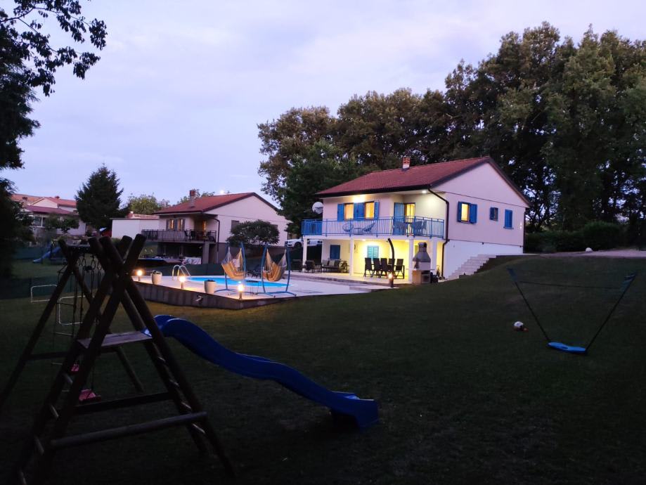 LABIN, okolica, prekrasna vila s bazenom i 2 apartmana, parcela 1150 m (prodaja) — fotografija 3