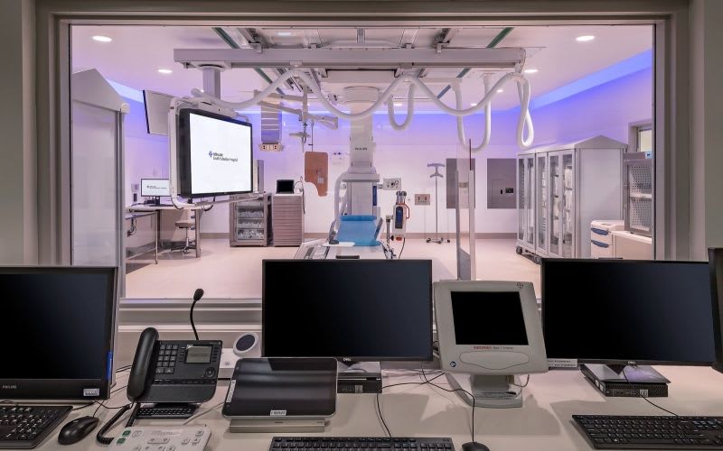 Glass room for doctors behind an operating room.