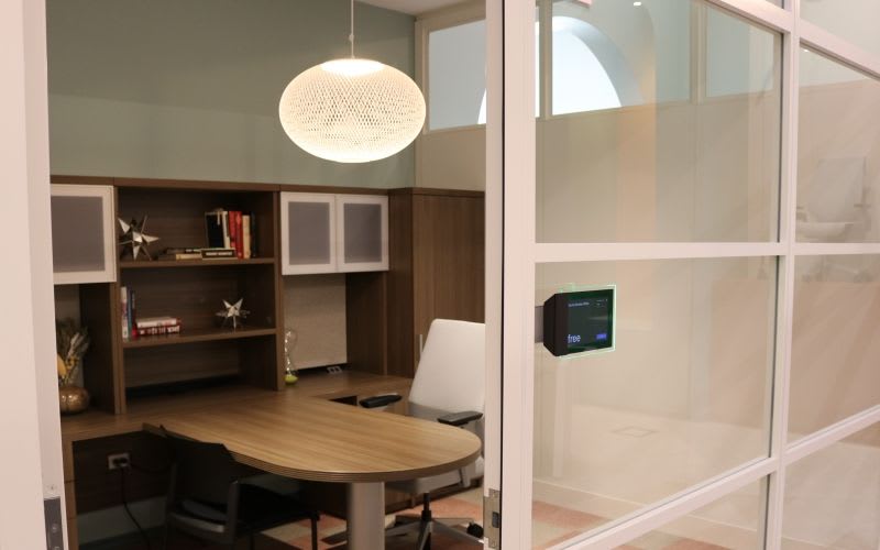 One of the meeting rooms at Foward Space with a wide bookshelf and some books and decorative pieces inside it.