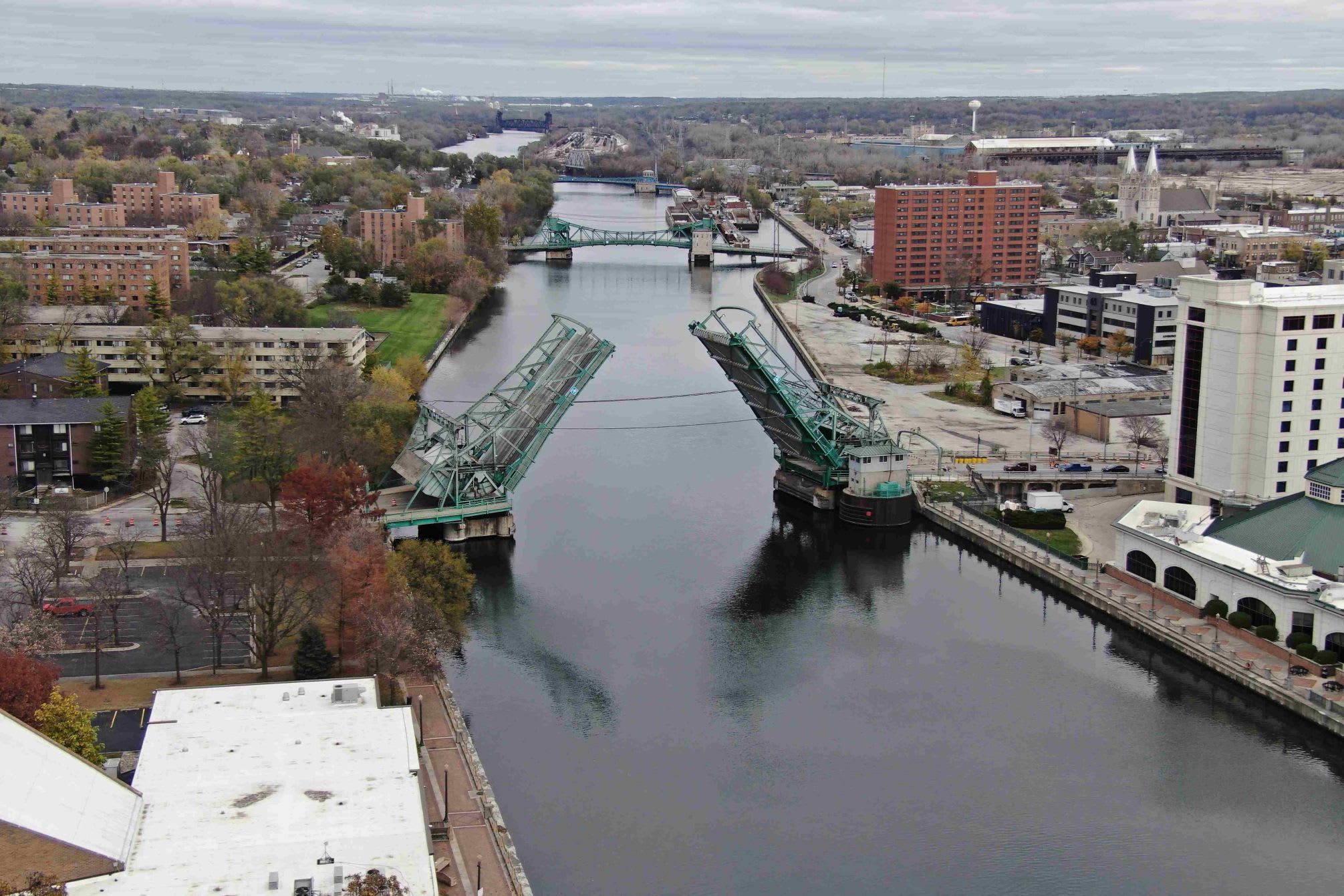 The Cass Street Bridge during daylight during a fall day.
