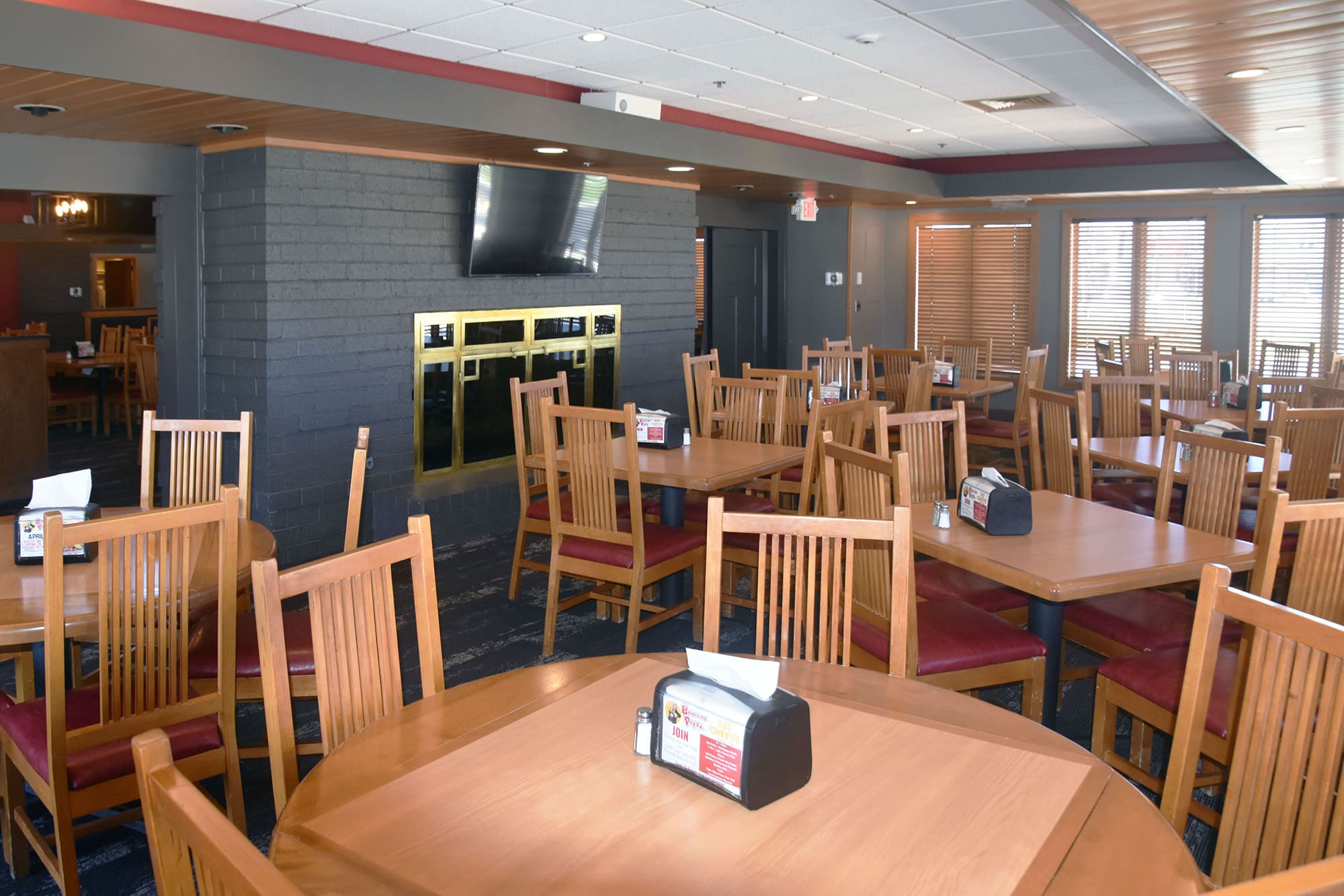 The interior dining room at Beggars Pizza in Bolingbrook