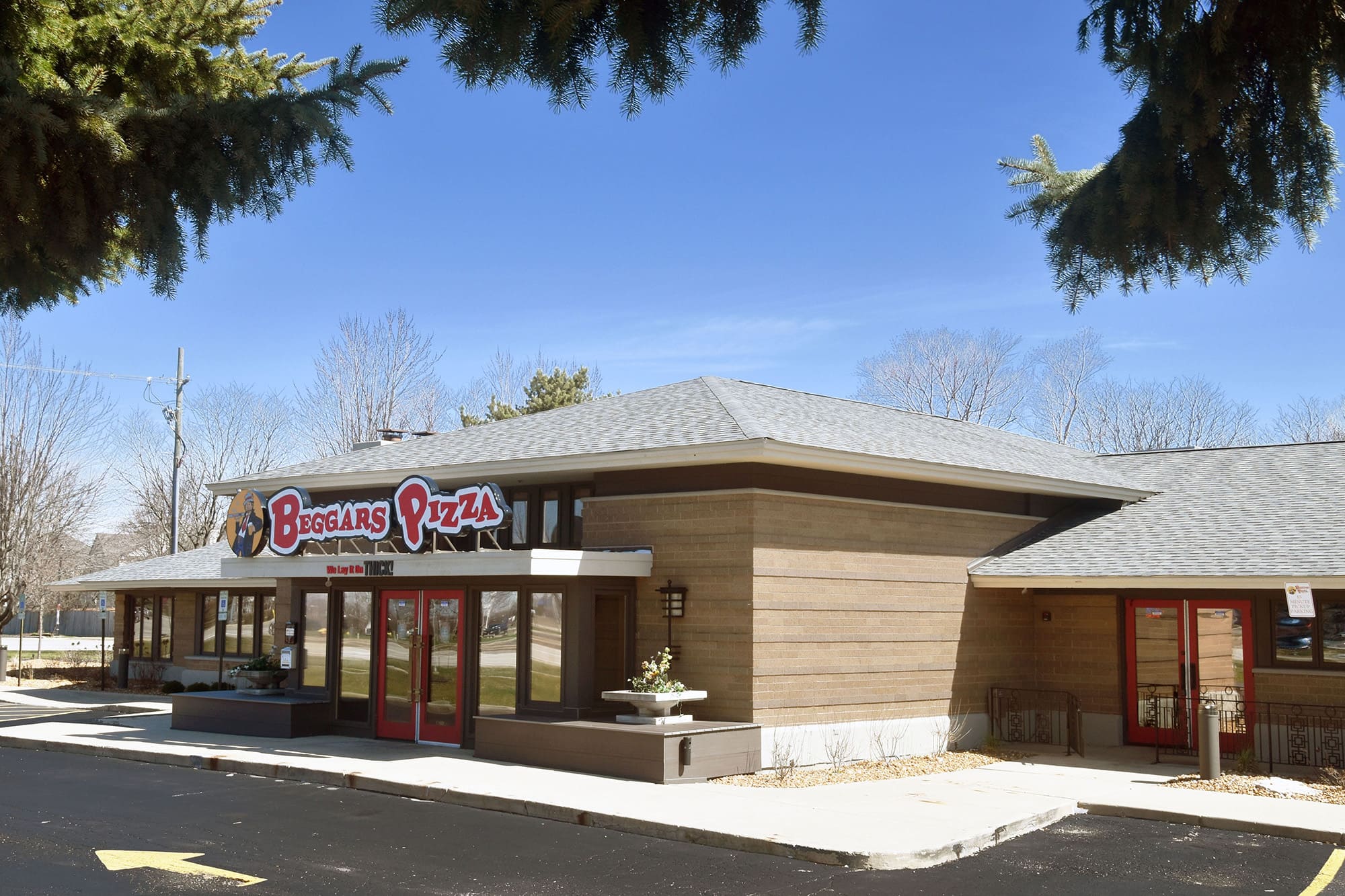 Another exterior image of Beggars Pizza in Bolingbrook