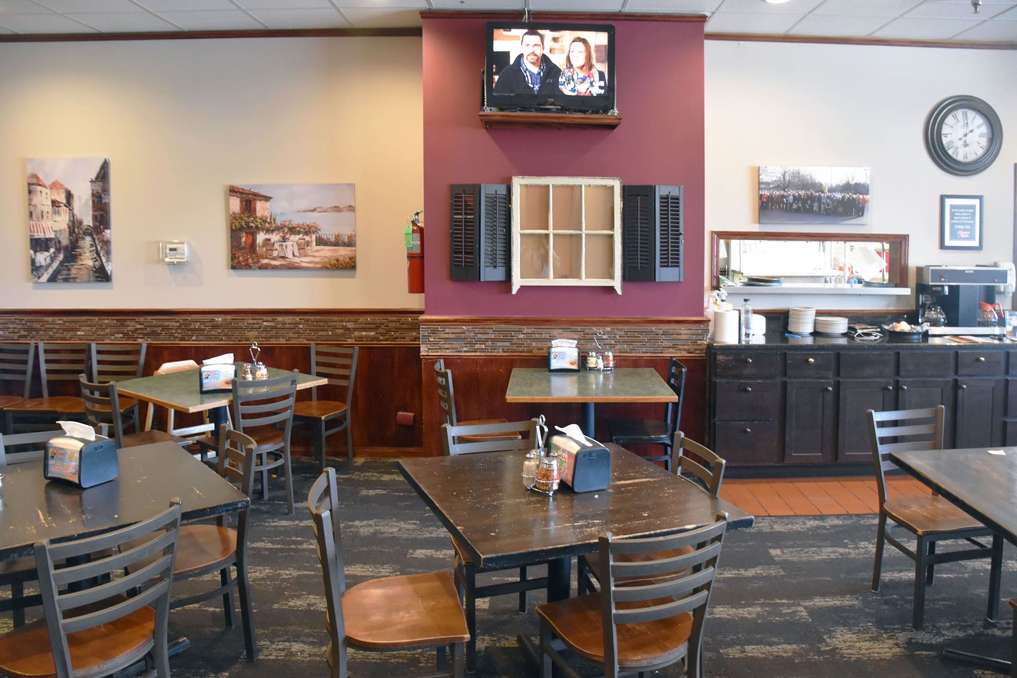 Interior seating at Beggars Pizza in Merrionette Park