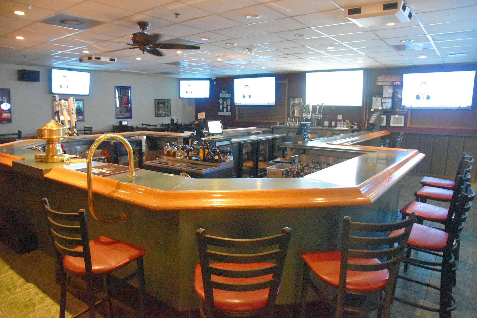The interior bar at Beggars Pizza in Oak Forest
