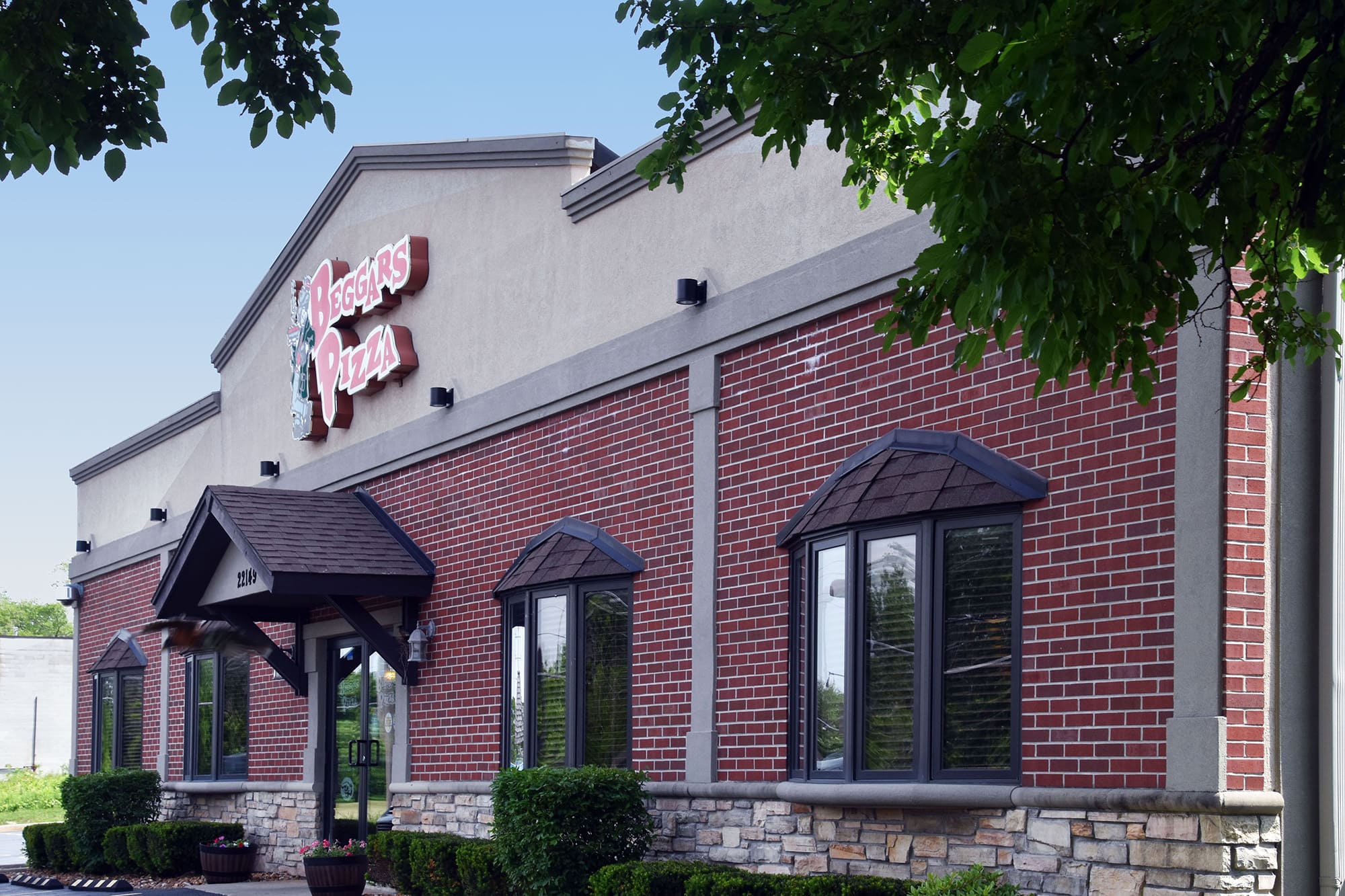 Another exterior image of Beggars Pizza in Richton Park