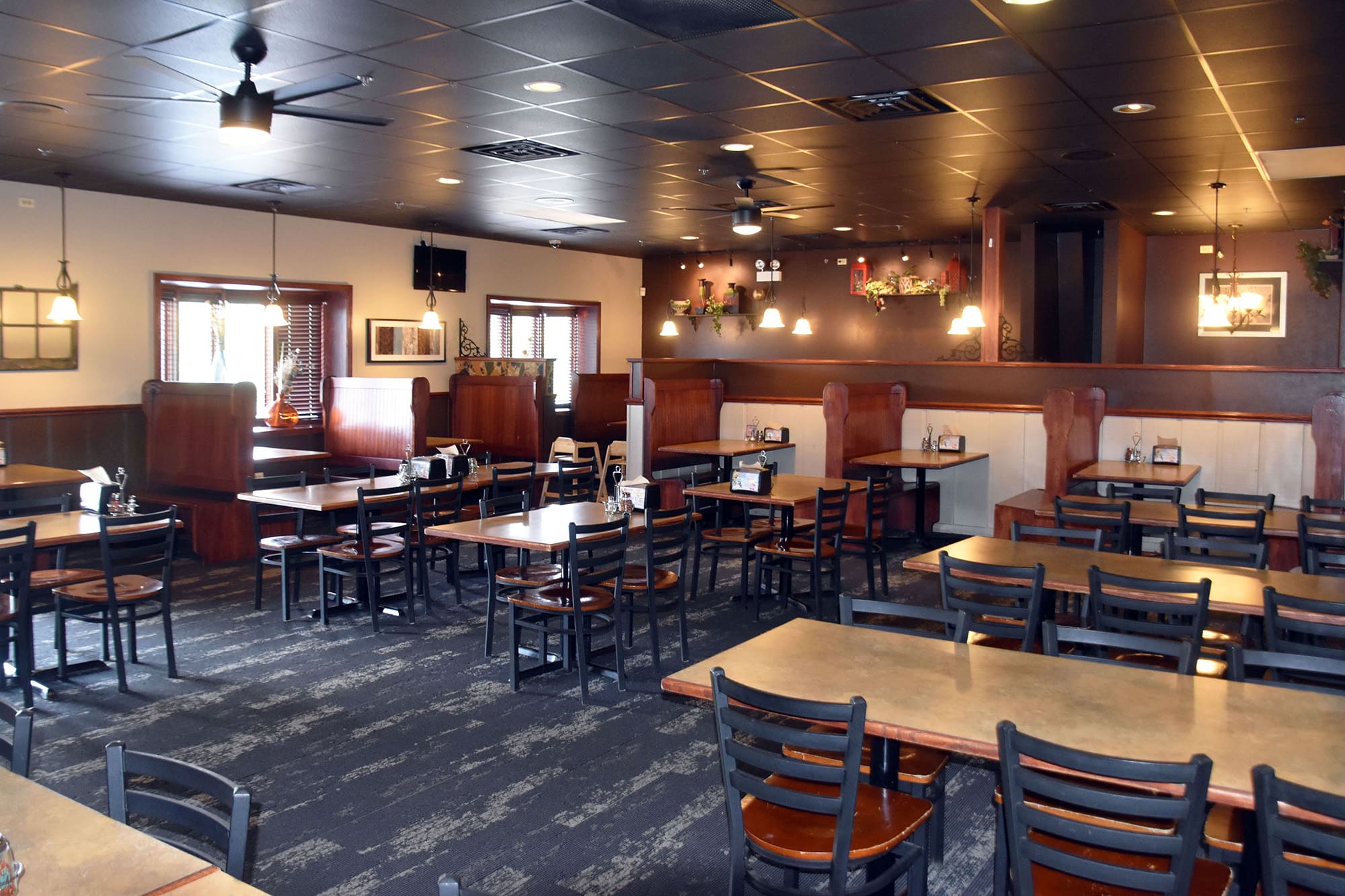 More interior seating options at Beggars Pizza in Richton Park