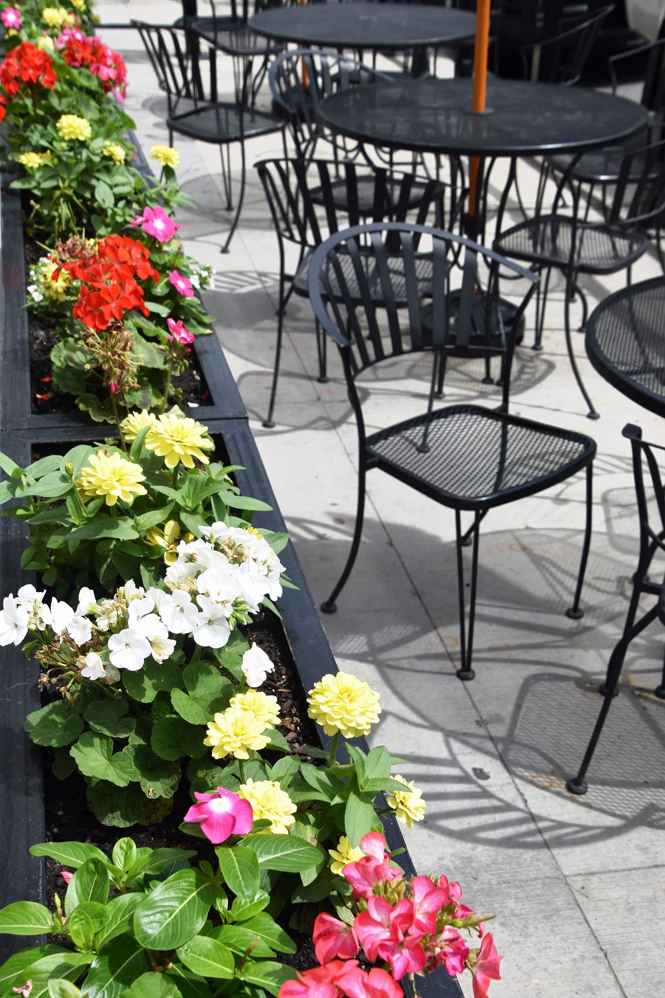 Another exterior image of the patio at Beggars Pizza in Chicago's West Loop