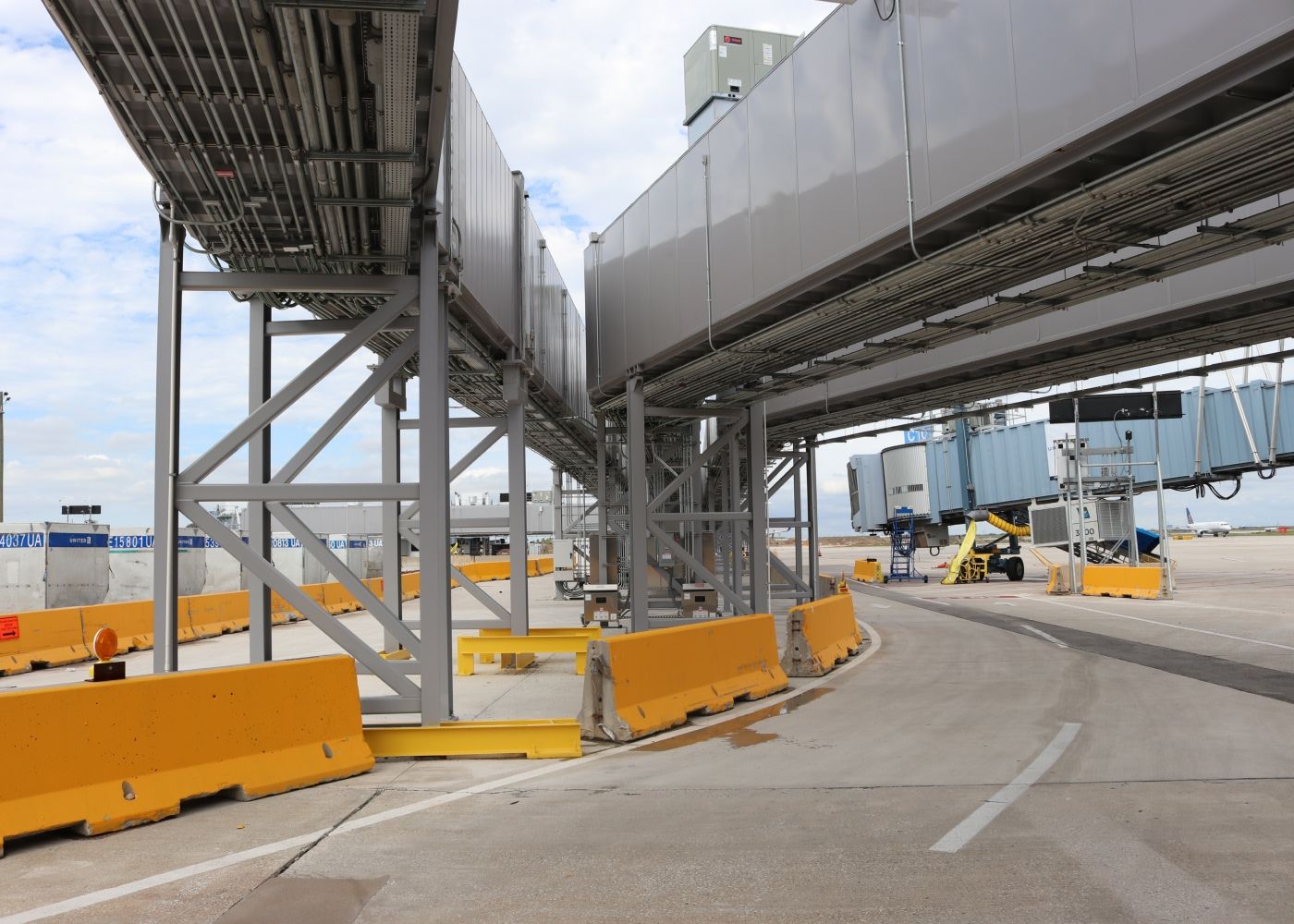 Fixed link bridges in the lower concourse.