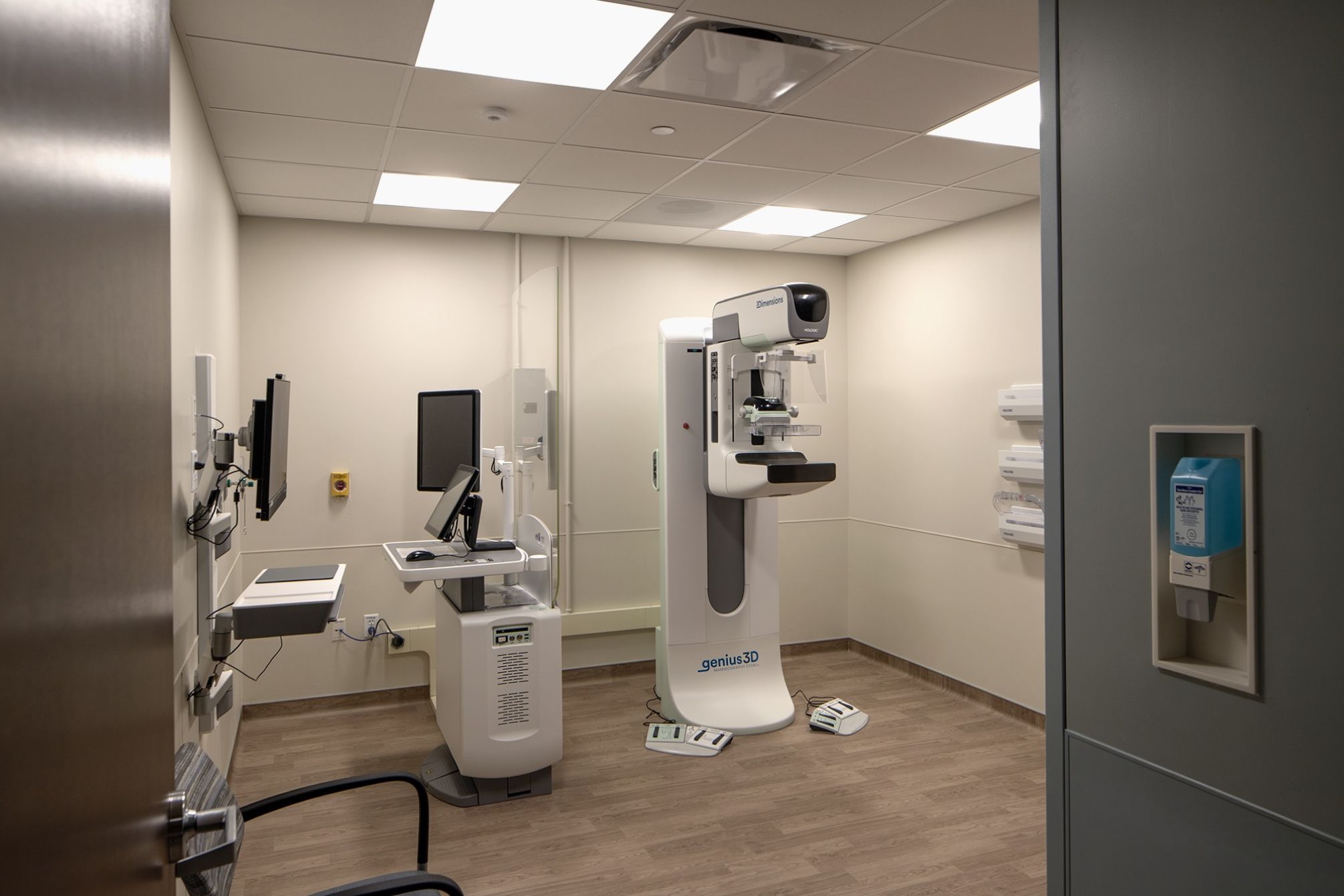 A room with imaging equipment and a couple computers.