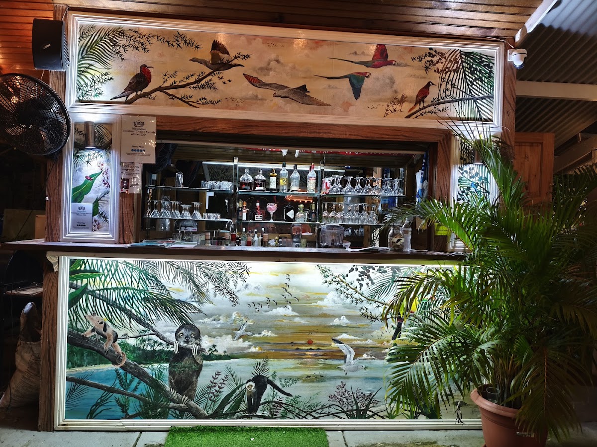 Interior de Renny's Pizza en Bocas del Toro