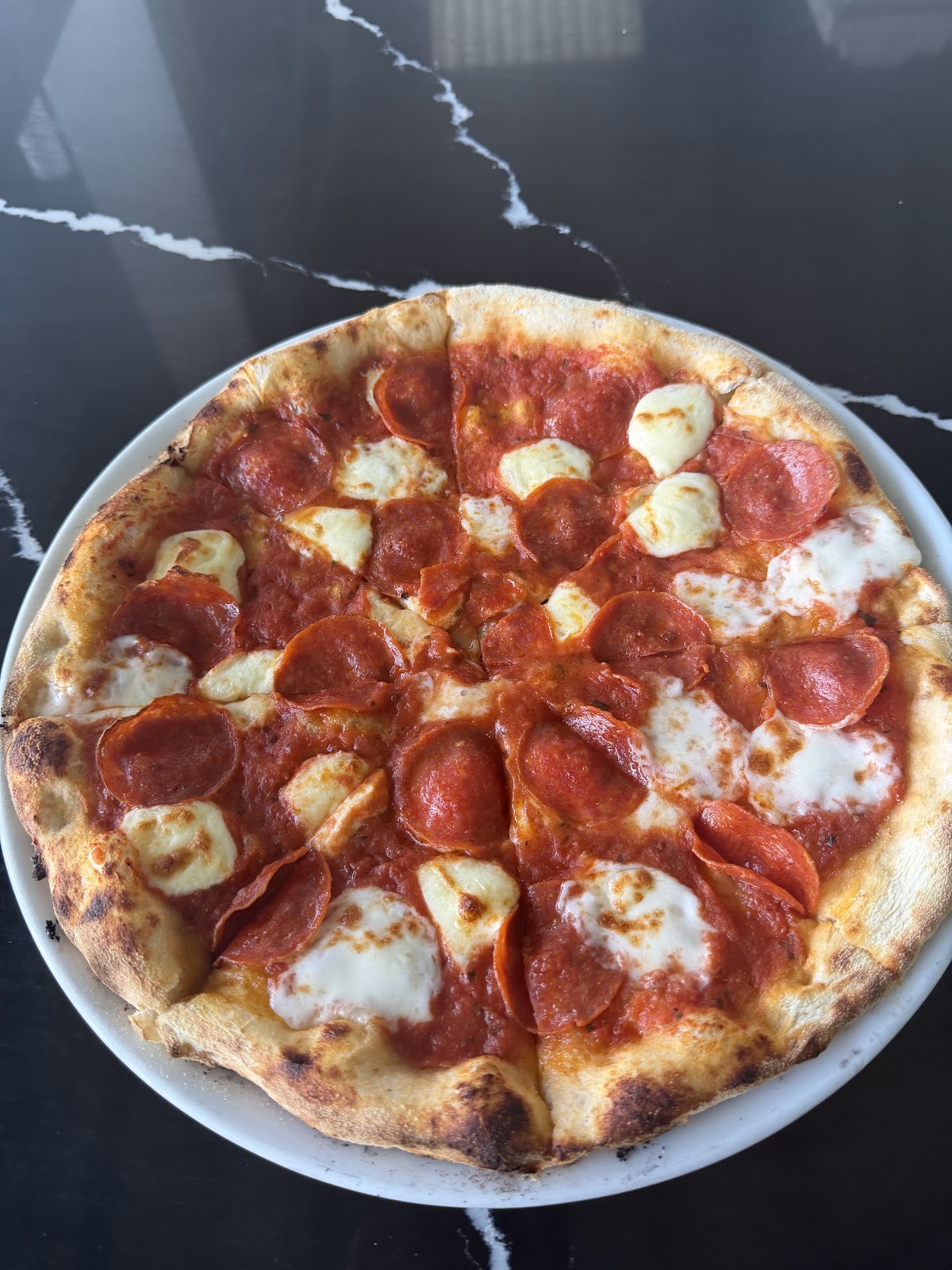 Pizza de pepperoni y mozzarella recién horneada