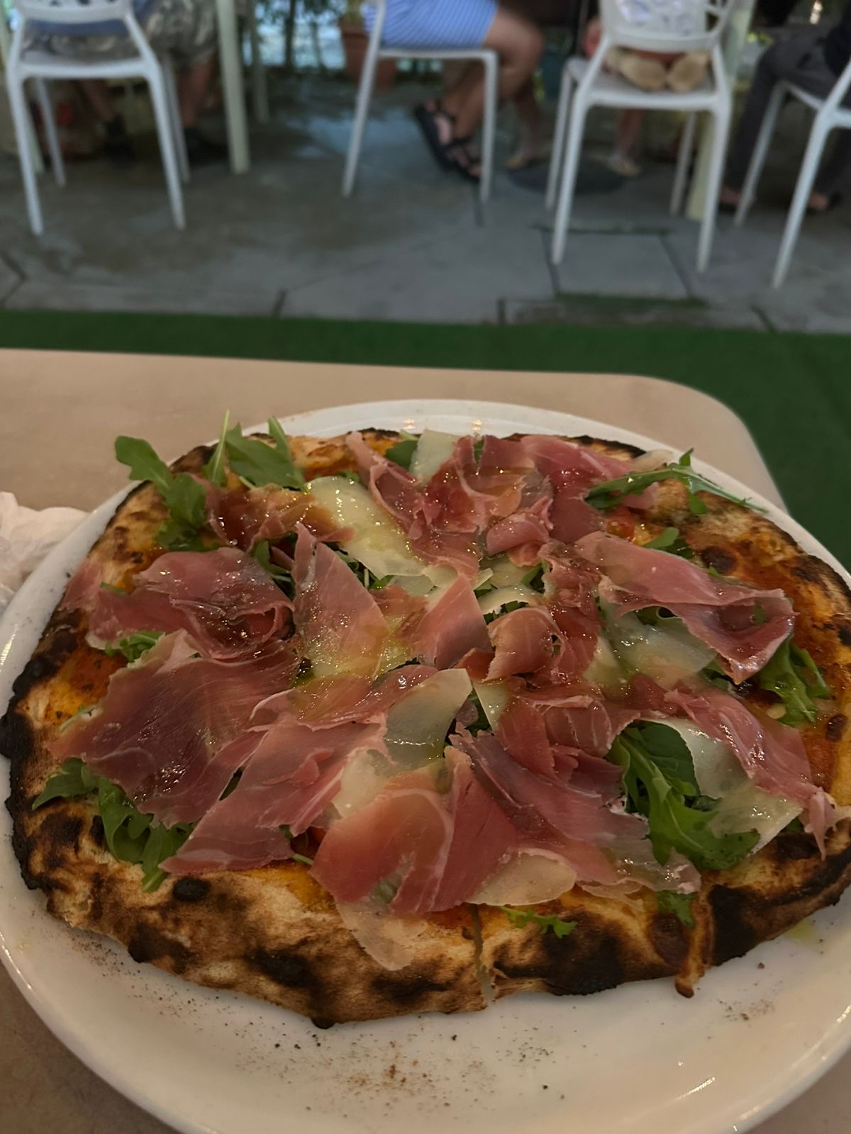 Pizza de prosciutto, rúcula y parmesano en Renny's Pizza