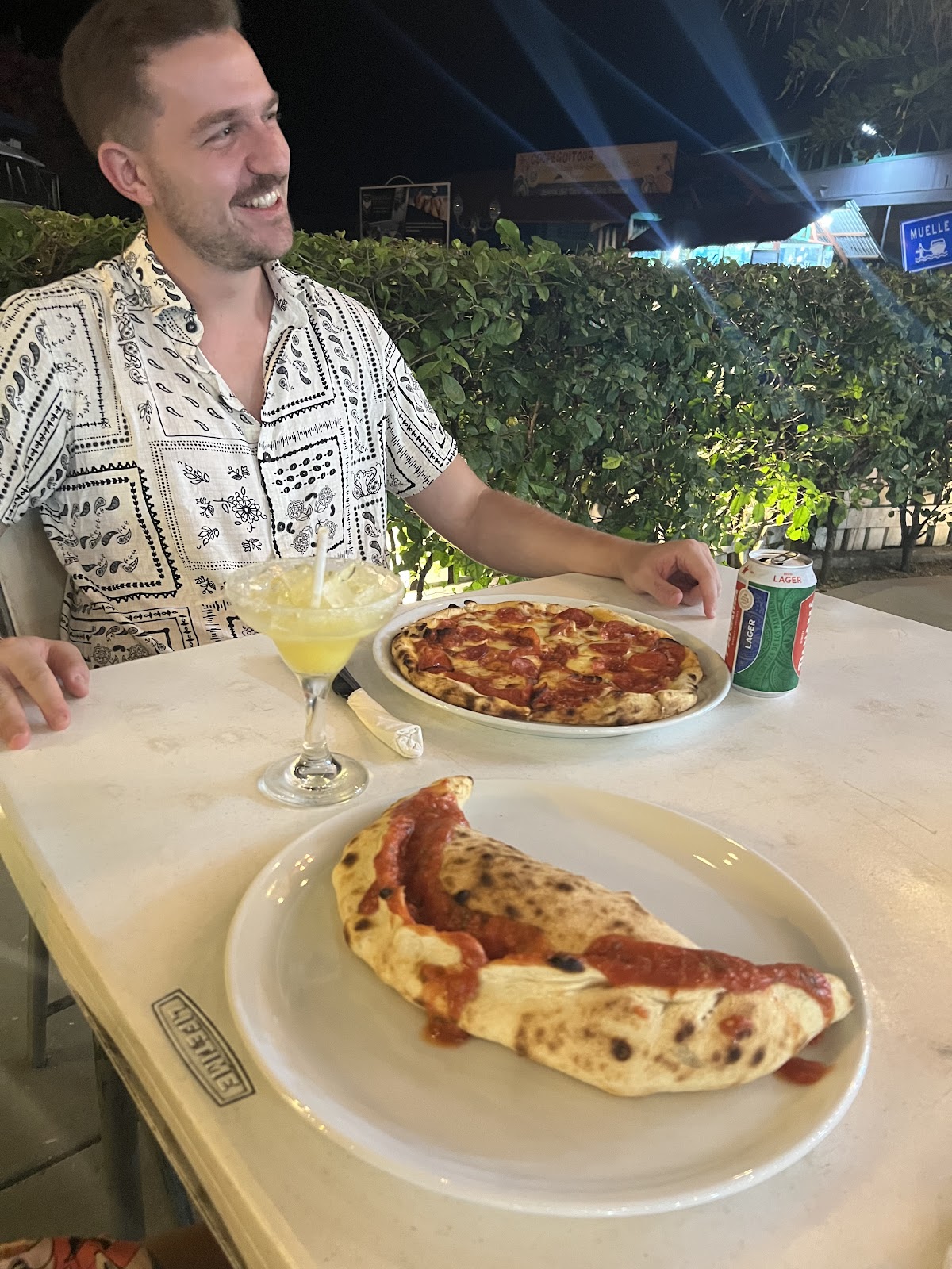 Cena con pizza y calzone en la terraza de Renny's Pizza