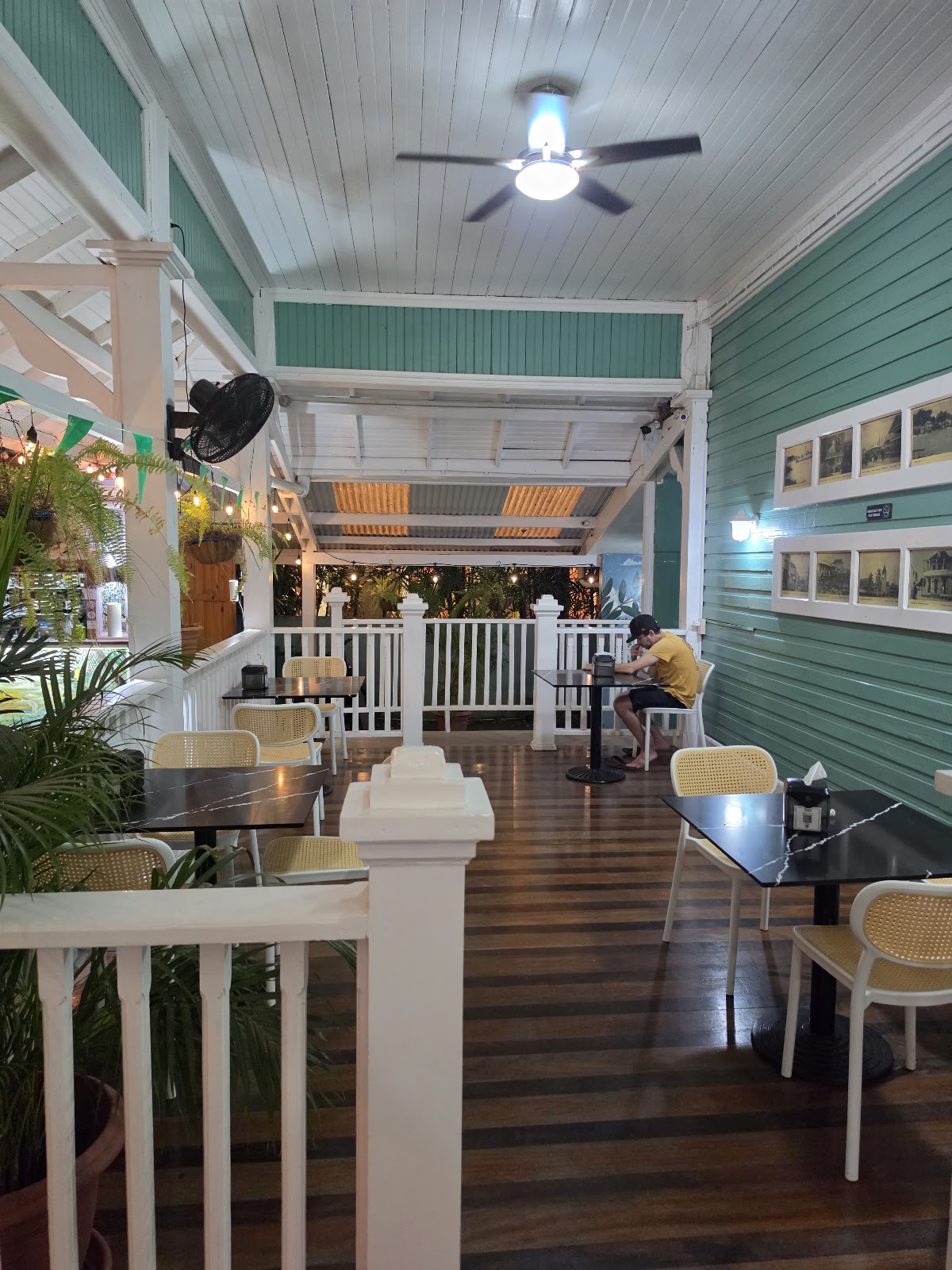 Terraza interior de Renny's Pizza en Bocas del Toro