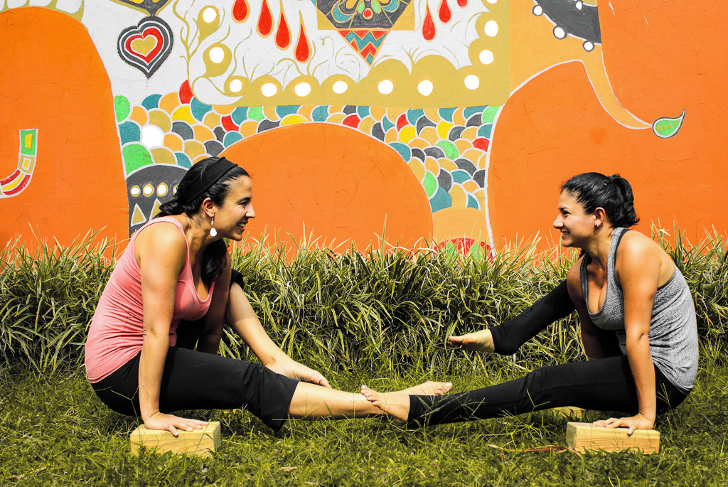 Estudiantes practicando yoga al aire libre