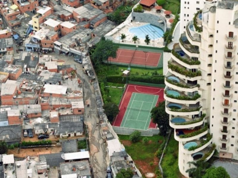 Favela de Paraisópolis ('Paradise City') within São Paulo's wealthy Morumbi area (Photo: Tuca Vieira, 2007)