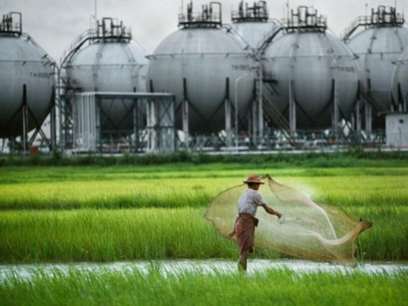 Oil refinery in Myanmar (Steve McCurry)