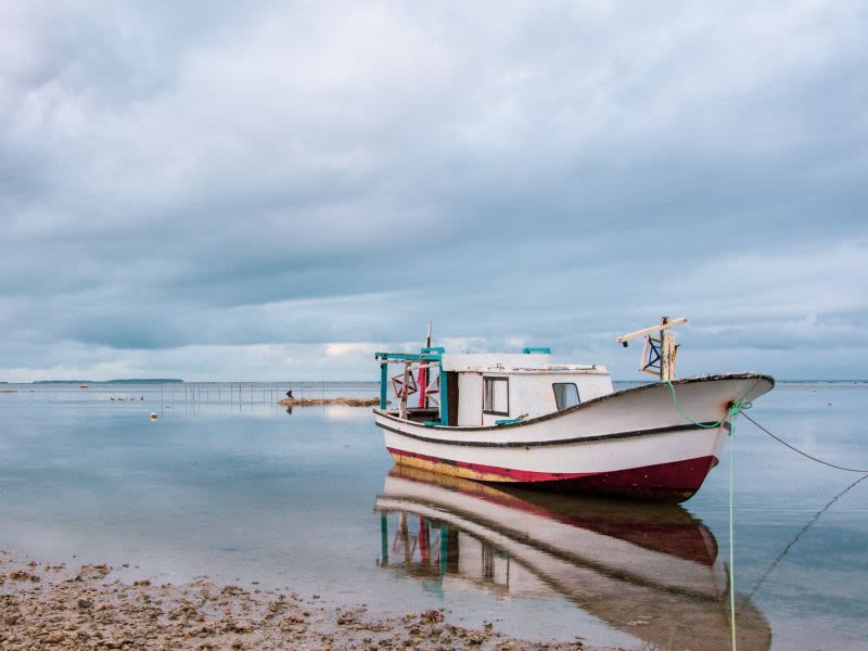 A boat in the water, Nuku'alofa, Tonga. Adli Wahid, Unsplash.