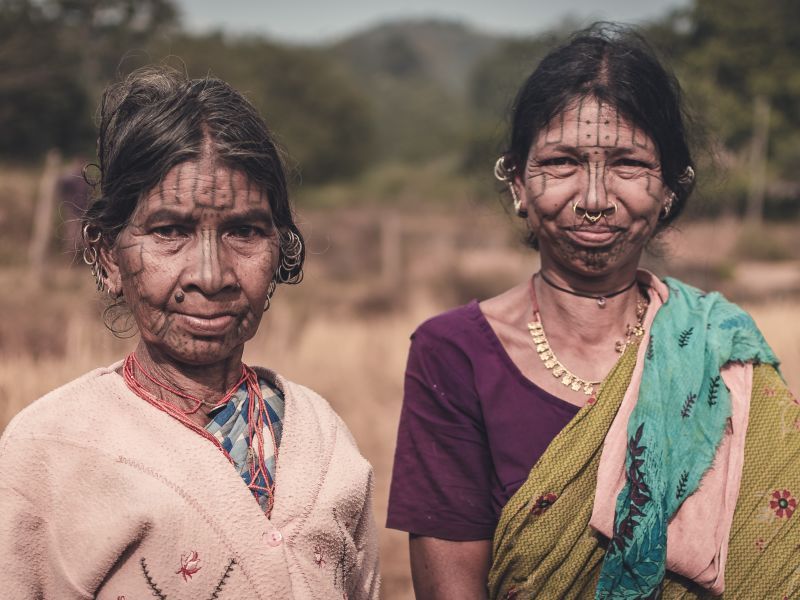 Women from the Kandh tribe wait for water by the well. Parij Borgohain, Unsplash.