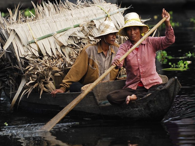 Family cruising along the Tonle Sap Lake in Kampong Phluk, Siem Reap Province, Cambodia (Photo: Asian Development Bank)
