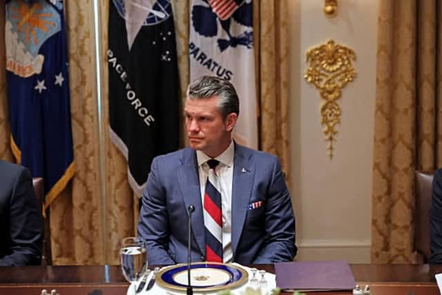 Pete Hegseth na spotkaniu z Zełenskim w krawacie w kolorach rosyjskiej flagi.