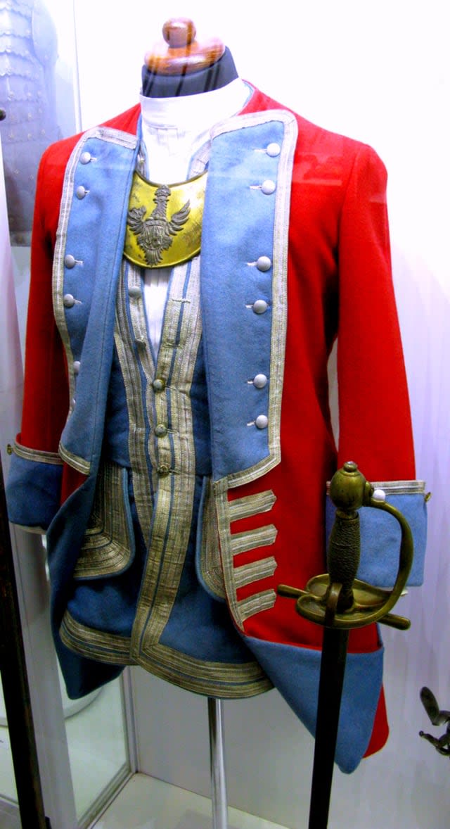 Majestatyczny polski mundur oficera gwardii pieszej korony polskiej z 1732 roku
