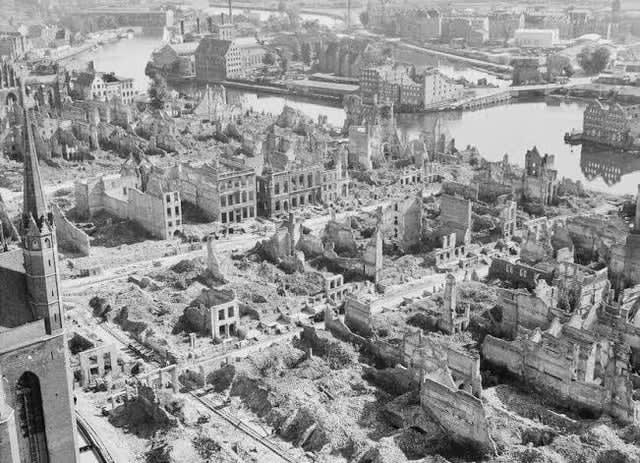 Historyczne zdjęcie ruin Gdańska po II wojnie światowej
