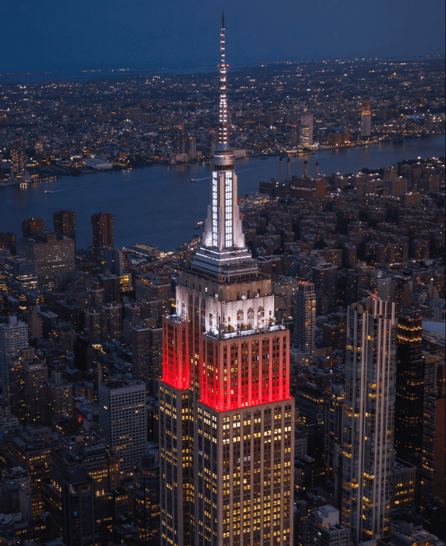 Empire State Building rozświetla się w barwach narodowych Polski z okazji Święta Niepodległości. ( USA)