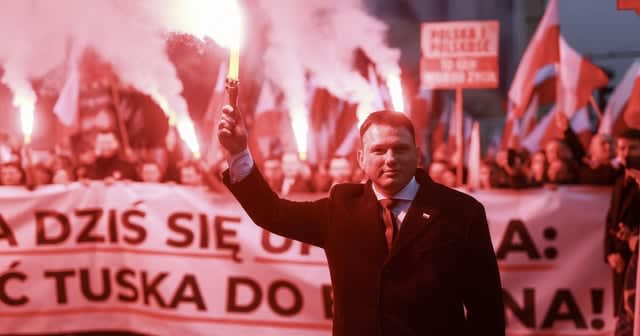 Policja przygotowuje wniosek o uchylenie immunitetu posłowi Konfederacji Sławomirowi Mentzenowi za odpalenie racy podczas wtorkowego Marszu Niepodległości w Warszawie