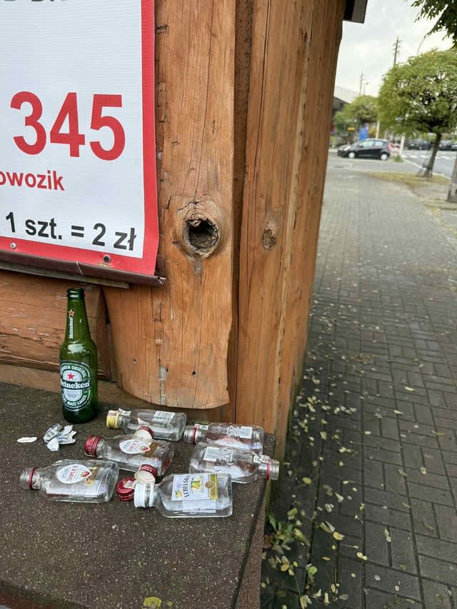 System kaucyjny miał szansę pozbyć się 90% śmieci, ale nasi cudowni prawodawcy stwierdzili, że małpki nie zostaną objęte na zasadzie nie bo nie. Także teraz zostajemy z problemem gromadzenia nie zgniecionych butelek oraz podwyżkami za śmieci, a menele dalej będą śmiecić.